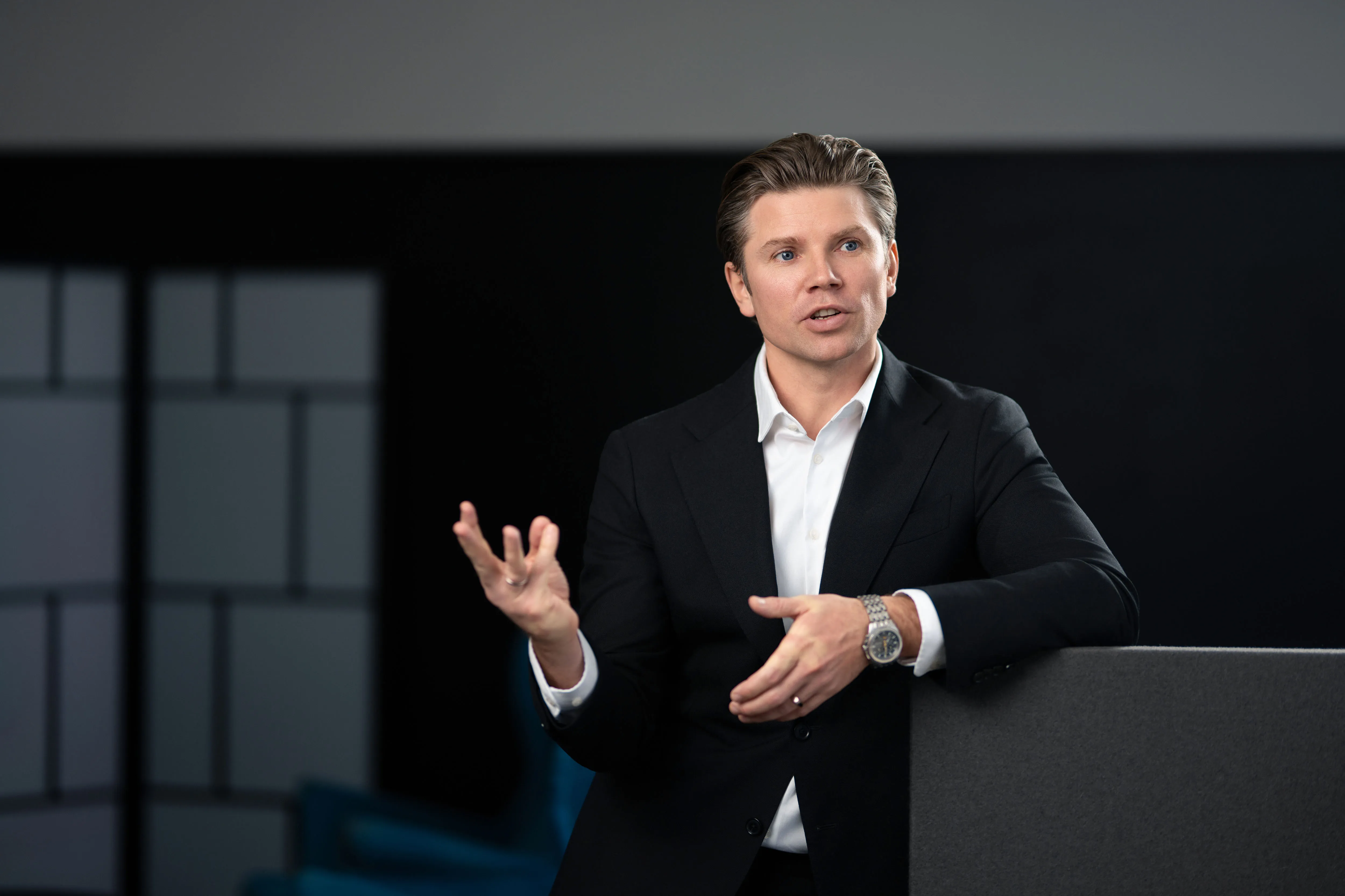 Giedrius Mikalauskas aiškina situaciją susitikime